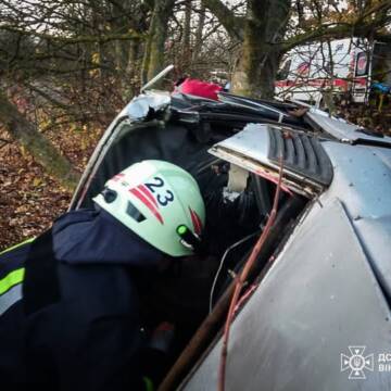 Аварія на Вінниччині: рятувальники витягли 16-річного хлопця з понівеченого легковика