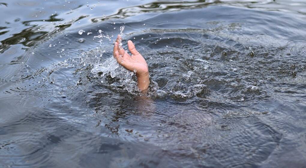 дівчина місто Нічна операція порятунку: у Хмільнику поліцейські витягли дівчину з води (відео)