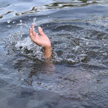 дівчина місто Нічна операція порятунку: у Хмільнику поліцейські витягли дівчину з води (відео)