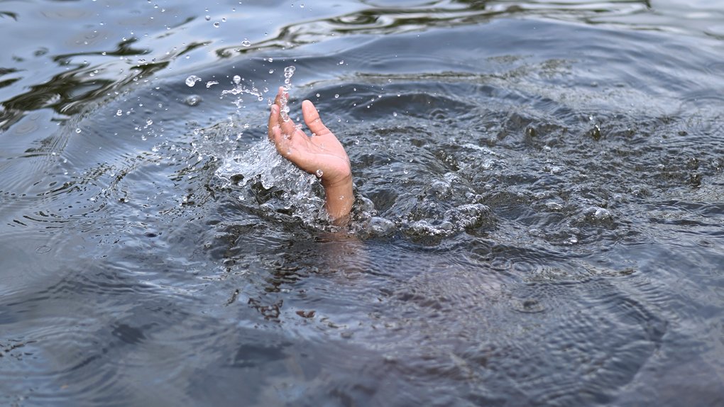 Нічна операція порятунку: у Хмільнику поліцейські витягли дівчину з води (відео)