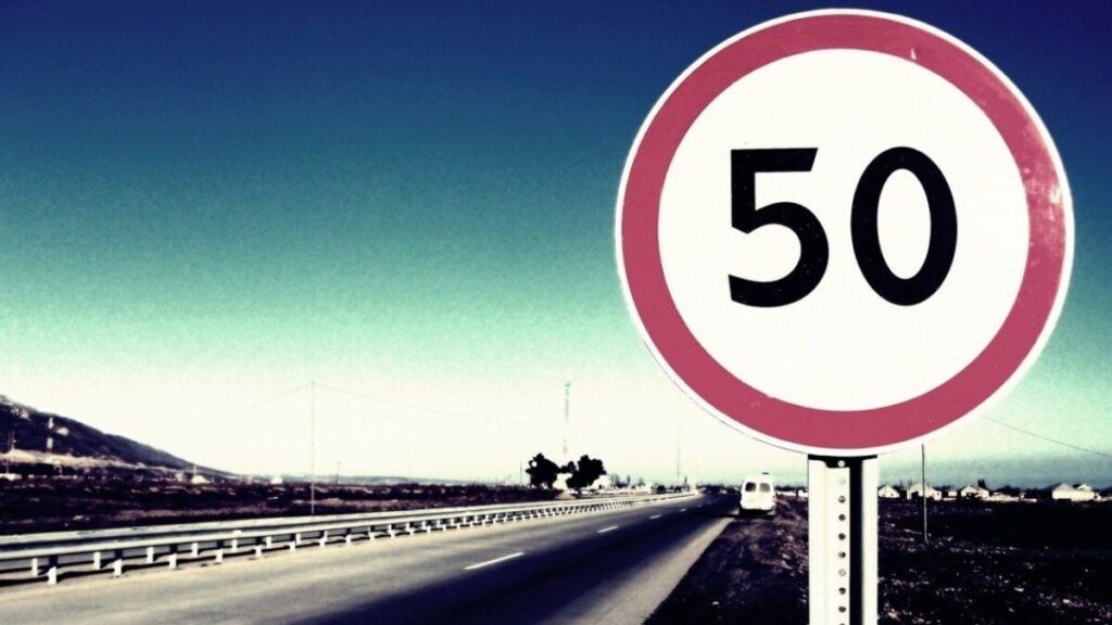 На дорогах знову 50 км/год: поліція нагадала про початок зимового періоду руху