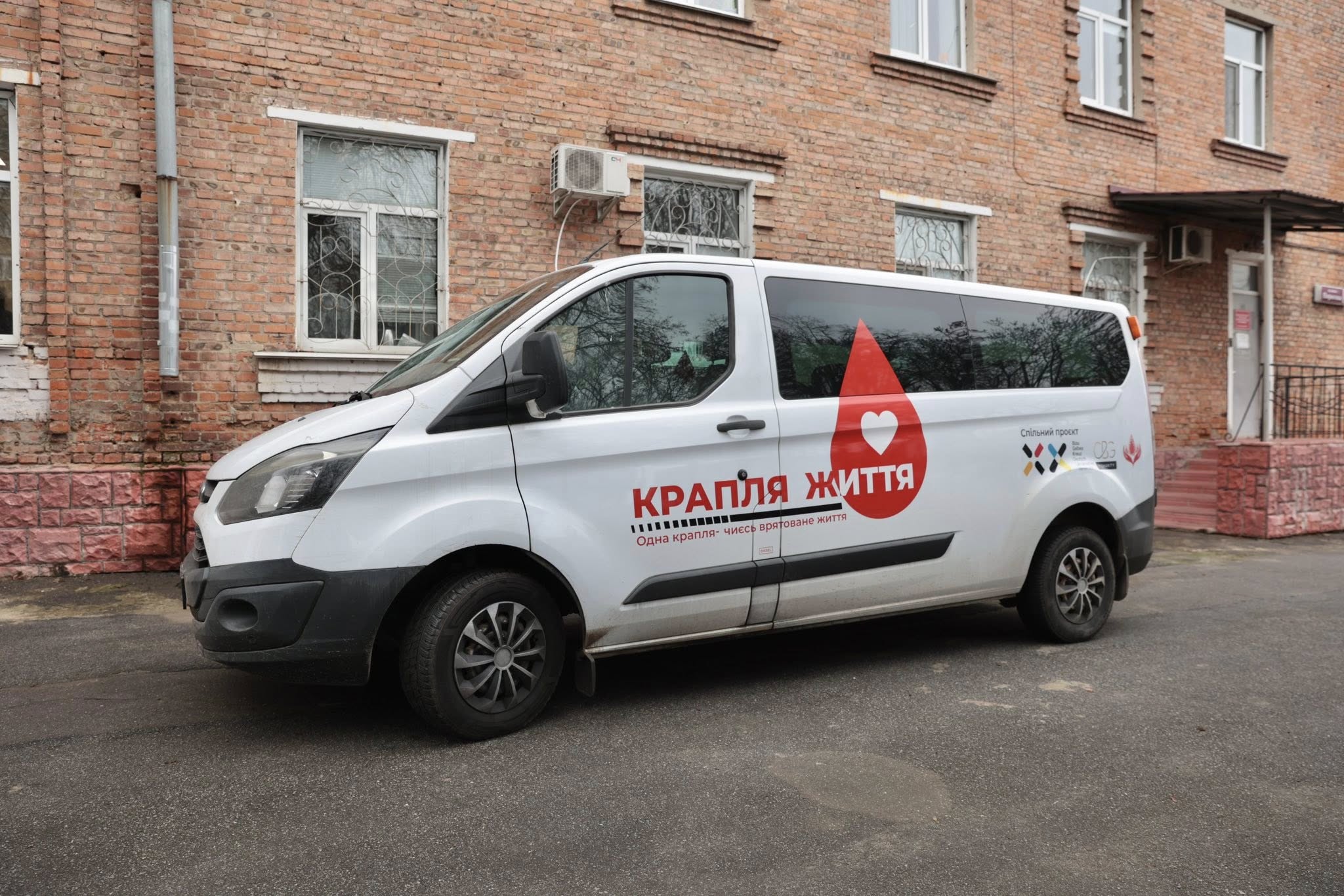 Вінницький центр крові отримав автомобіль для виїзного забору крові