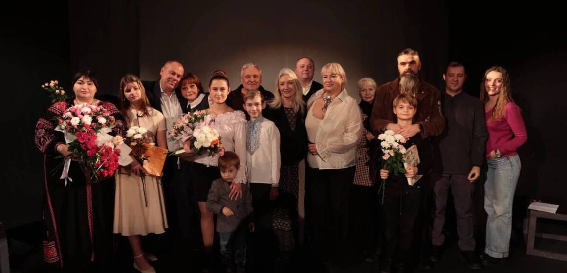 37ee29129957b70b0edfb0b76504b0ec У вінницькому театрі до Дня Збройних Сил України презентували проєкт «Терапія мистецтвом» (фото)