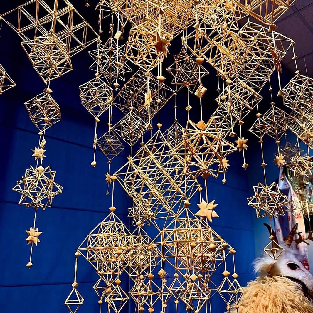 Після Різдва солом’яні павуки спалюють, аби зникло зло