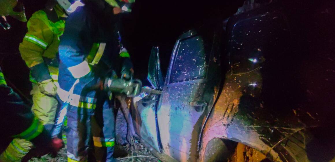 З понівеченого авто рятувальники деблокували двох пасажирів