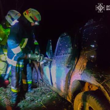 З понівеченого авто рятувальники деблокували двох пасажирів