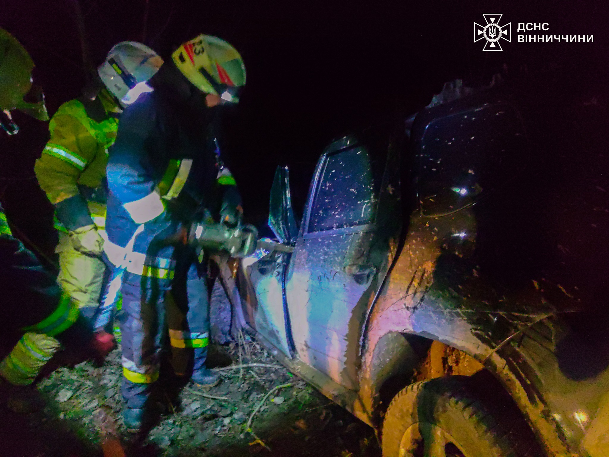 З понівеченого авто рятувальники деблокували двох пасажирів