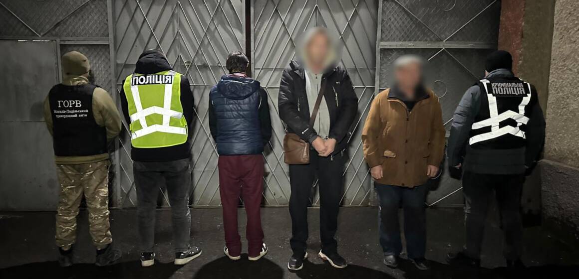 Таксист із Вінниччини налагодив нелегальне переправлення людей через кордон