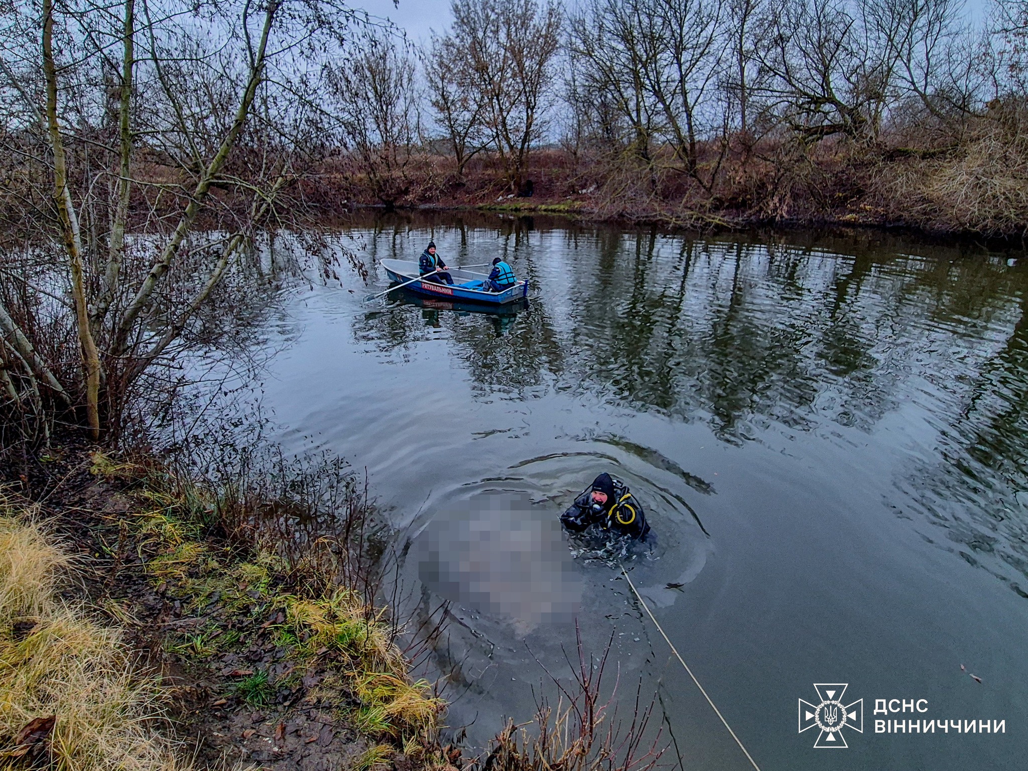 У Хмільнику рятувальники дістали з водойми потопельника