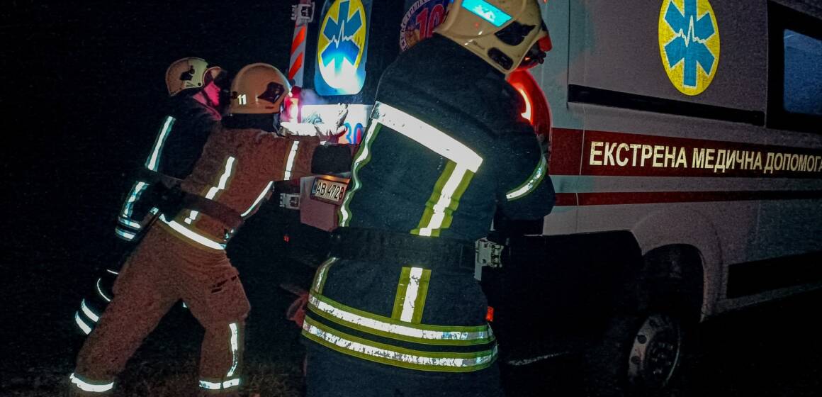 597624906_1335386445267575_5968407312054042415_n На Козятинщині рятувальники вручну витягли карету «швидкої» з багнюки