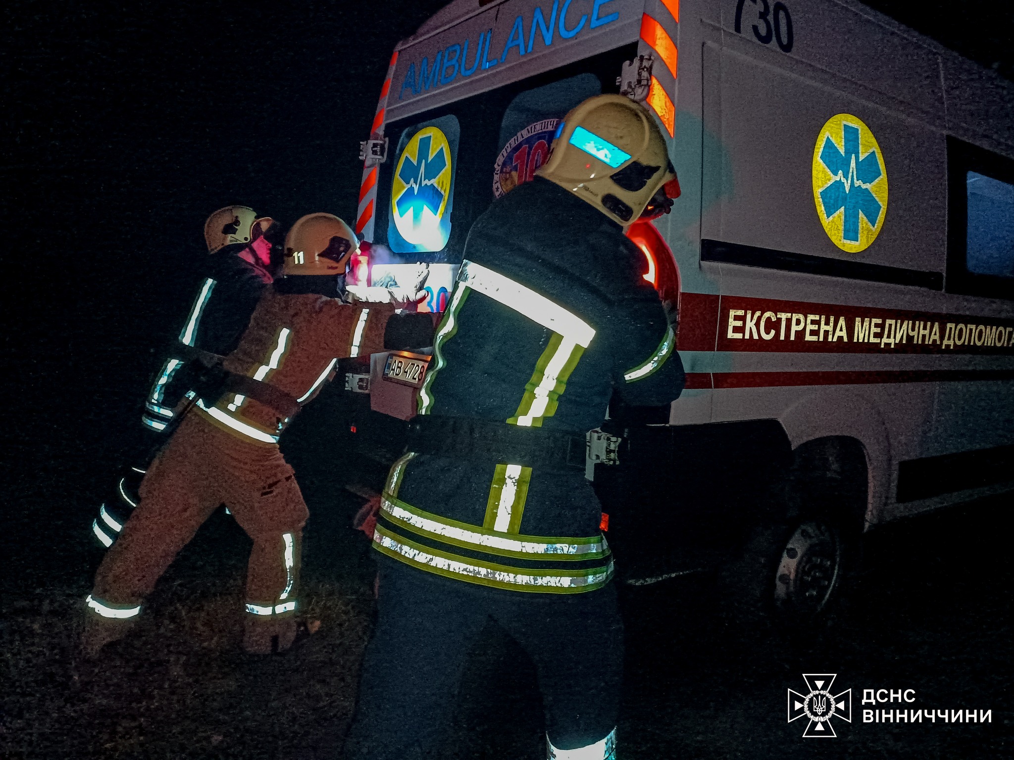 На Козятинщині рятувальники вручну витягли карету «швидкої» з багнюки