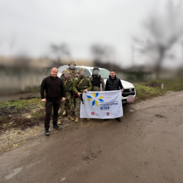 Громада міста передала сучасний позашляховик вінницьким бійцям