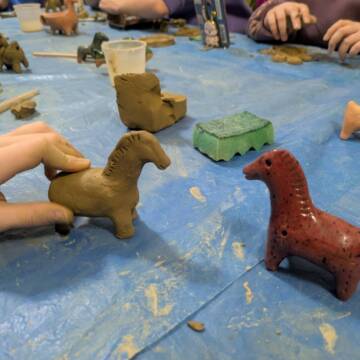 Магія глини: вінницький гончар навчає ліпити різдвяні обереги