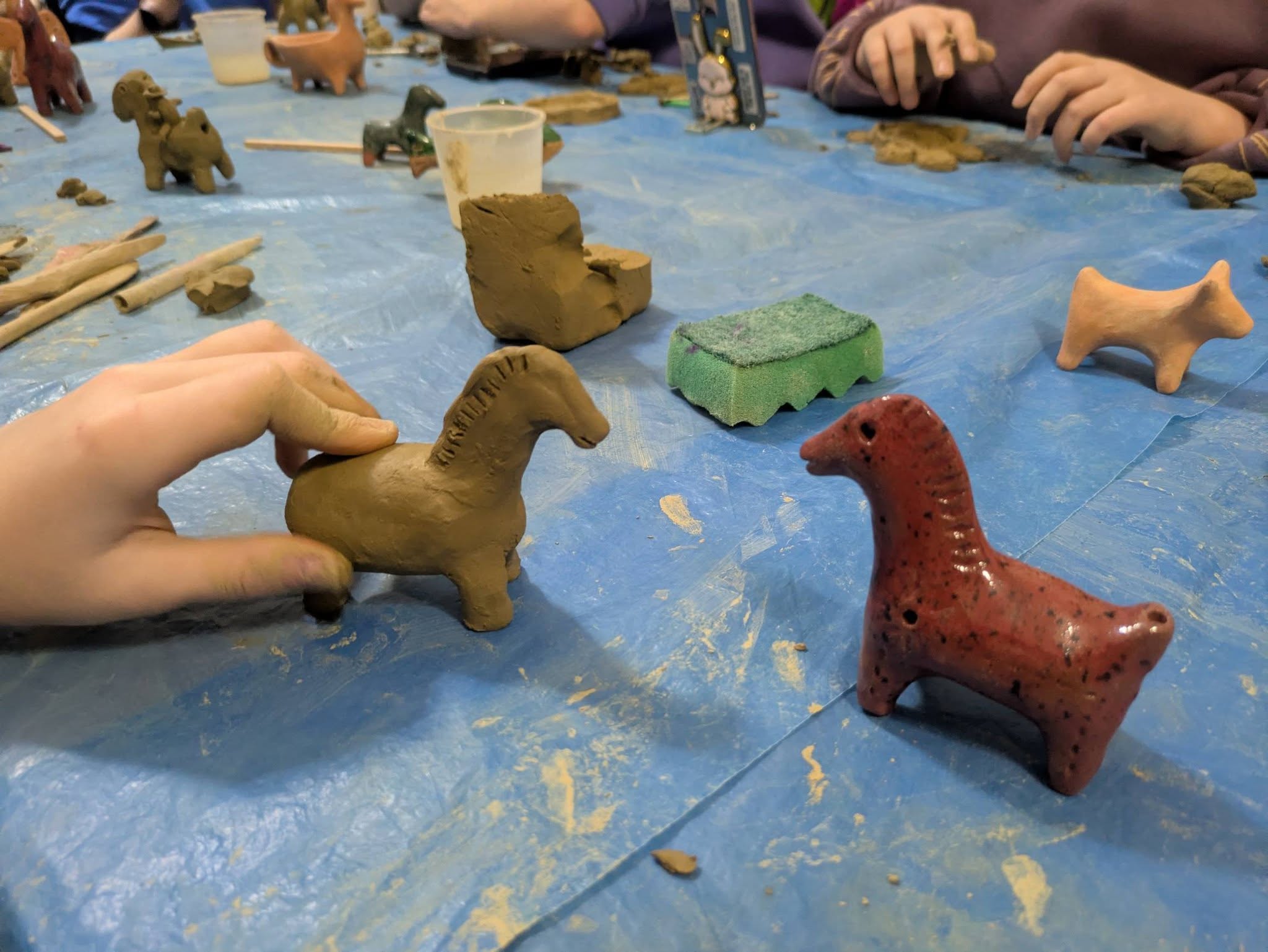 Магія глини: вінницький гончар навчає ліпити різдвяні обереги