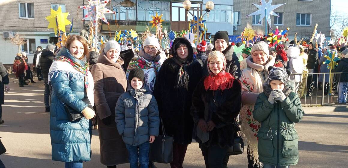 Дві сотні різдвяних зірок пронесли вулицями Гнівані (ВІДЕО)