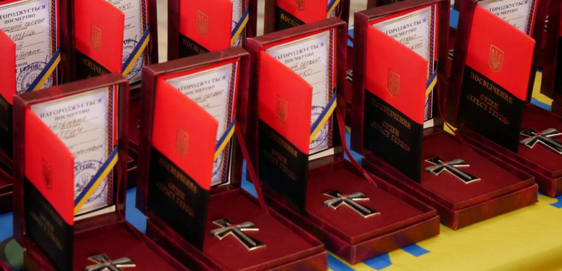 Родинам полеглих захисників із Вінниччини вручили «Хрест Героя»