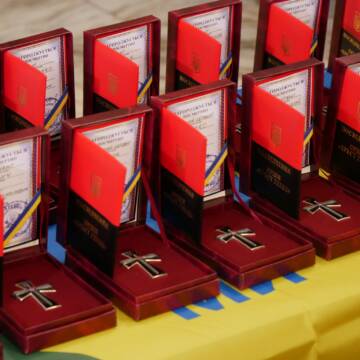 Родинам полеглих захисників із Вінниччини вручили «Хрест Героя»