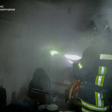 У Вінниці під час пожежі в приватному будинку рятувальники врятували жінку