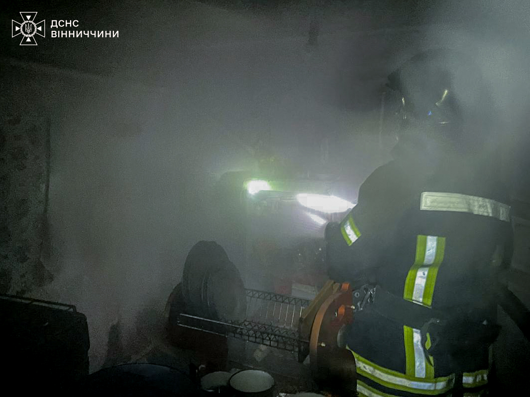 У Вінниці під час пожежі в приватному будинку рятувальники врятували жінку