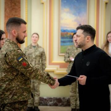 605963596_1300774012087347_6110856876819334241_n Президент вручив сертифікат на житло Герою України з Вінниччини