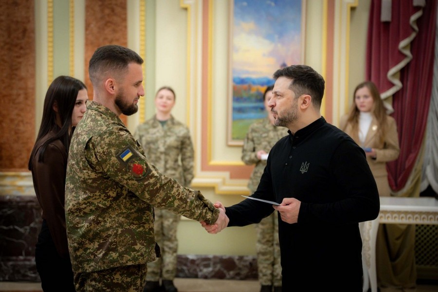 Президент вручив сертифікат на житло Герою України з Вінниччини