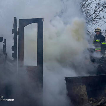 За добу на Вінниччині сталося 12 пожеж: горіли будинки, авто та зерносушарка