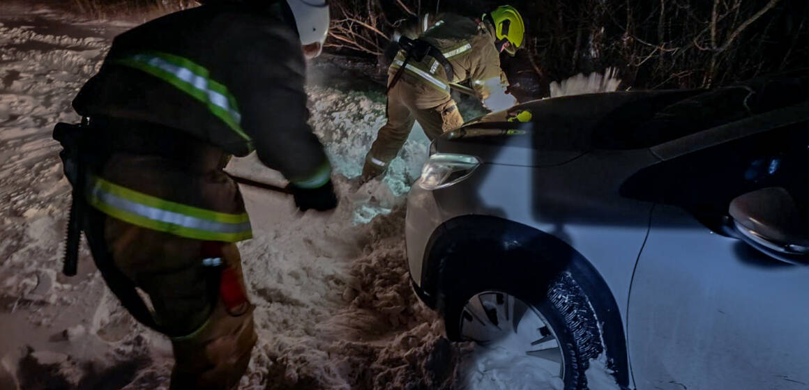 На дорогах області рятувальники визволили 8 автомобілів зі снігових заметів
