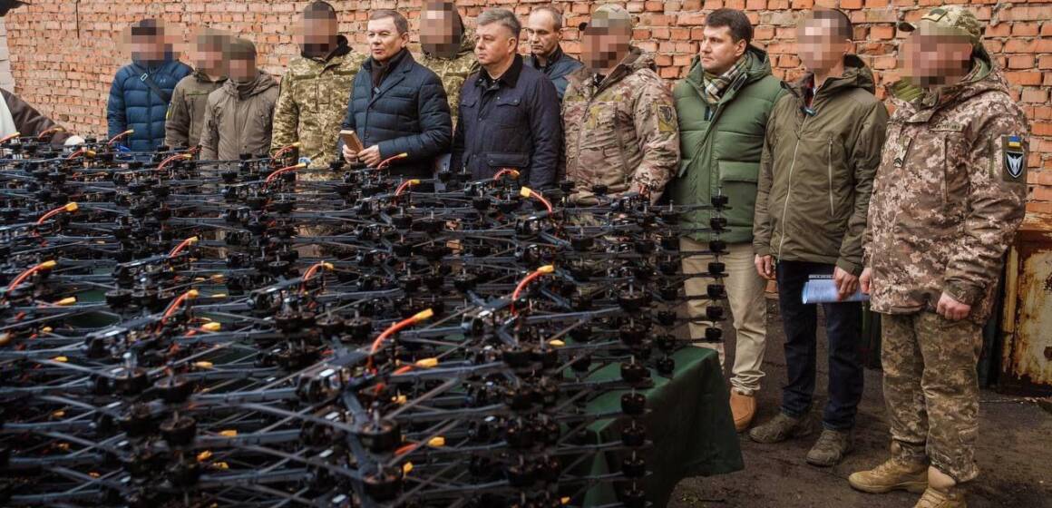 Міжрегіональний координаційний гуманітарний штаб передав військовим 400 FPV-дронів та автомобіль