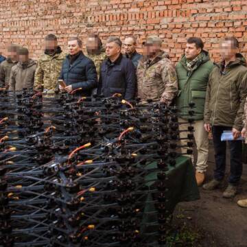 Міжрегіональний координаційний гуманітарний штаб передав військовим 400 FPV-дронів та автомобіль