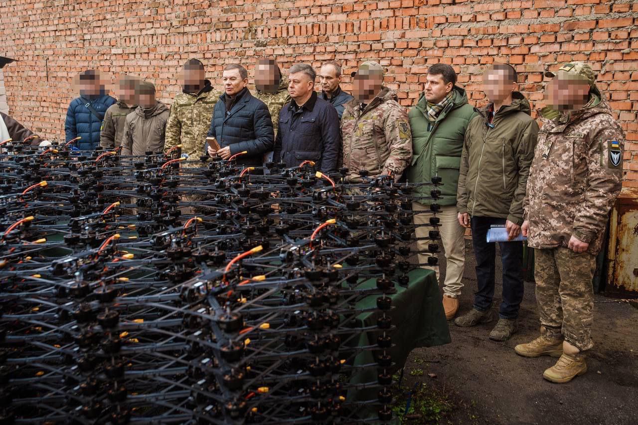 Міжрегіональний координаційний гуманітарний штаб передав військовим 400 FPV-дронів та автомобіль