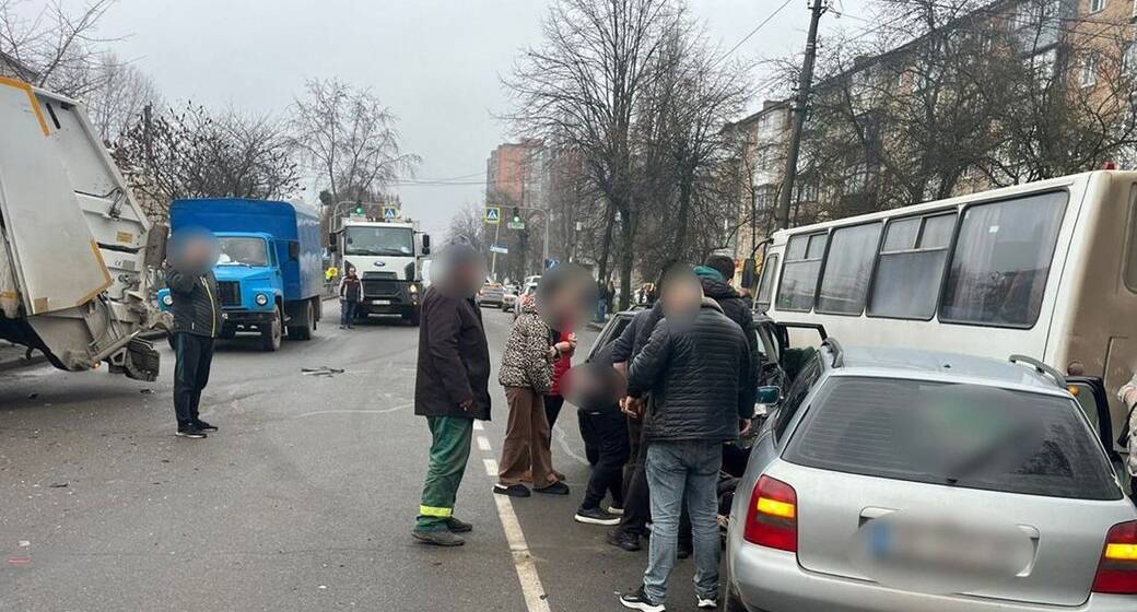 7233a9bddbd90497 У Вінниці на вулиці Шимка сталася ДТП за участю кількох авто