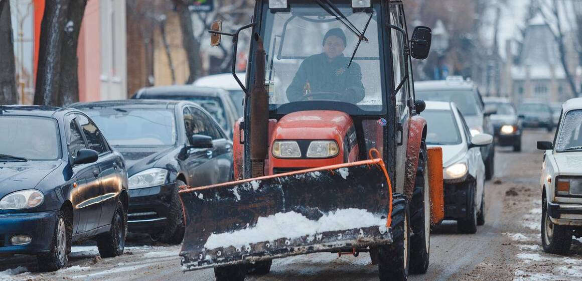 У Вінниці через негоду закликають водіїв не залишати авто на узбіччях