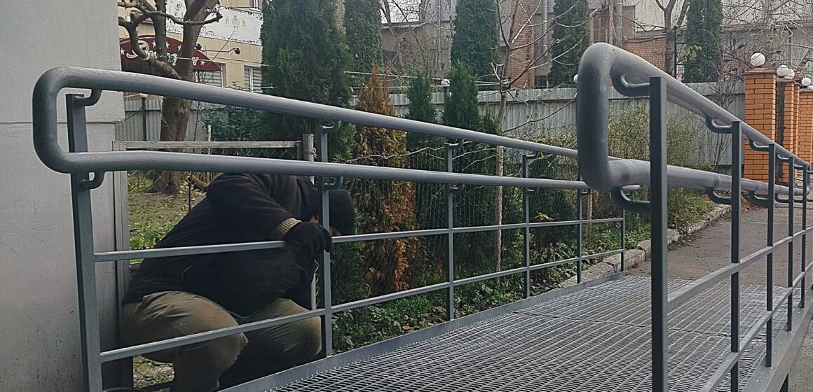 У багатоповерхівці на вул. Зулінського облаштовують підйомник і пандус