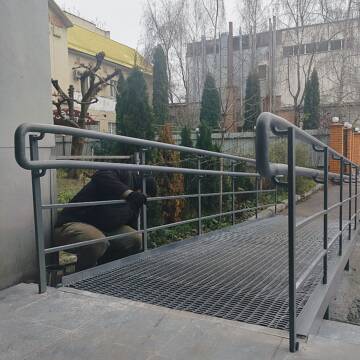 IMG20251205092141 У багатоповерхівці на вул. Зулінського облаштовують підйомник і пандус