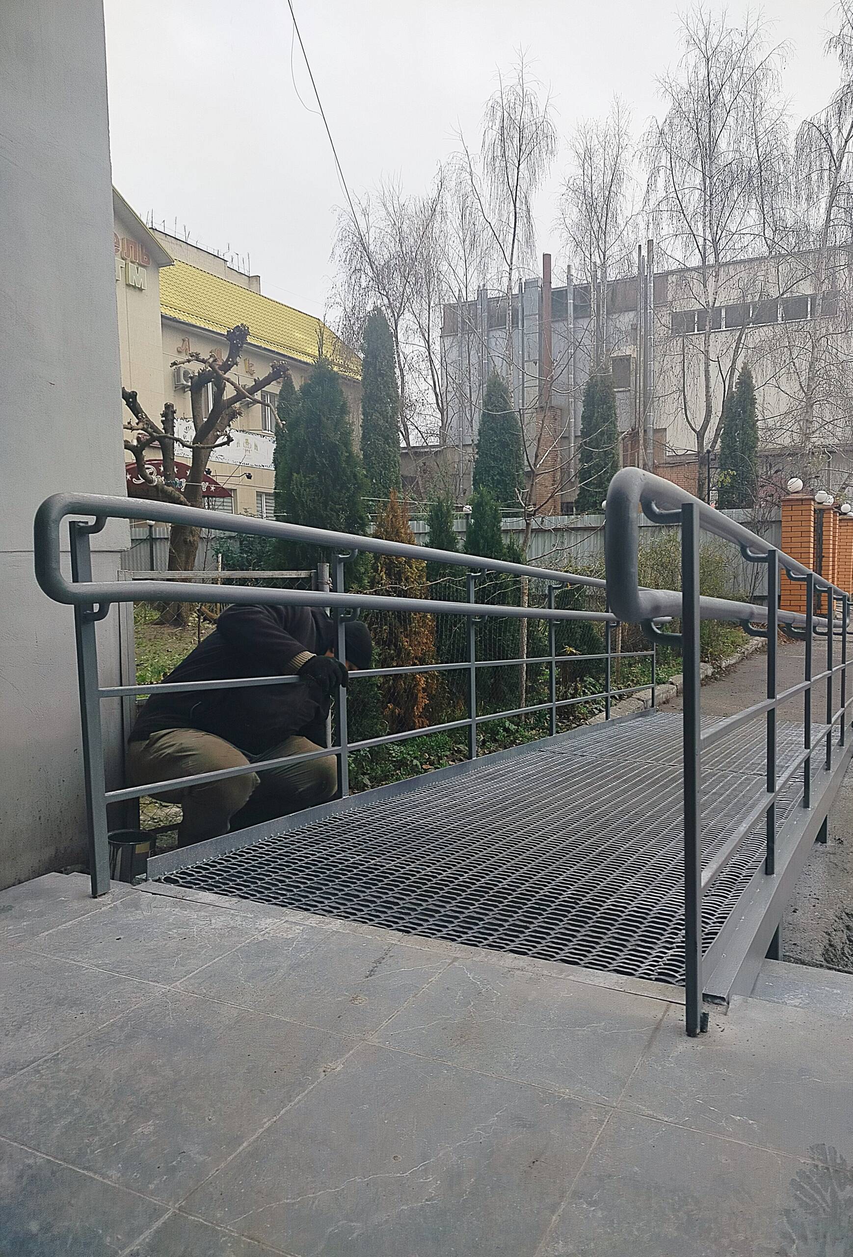 У багатоповерхівці на вул. Зулінського облаштовують підйомник і пандус