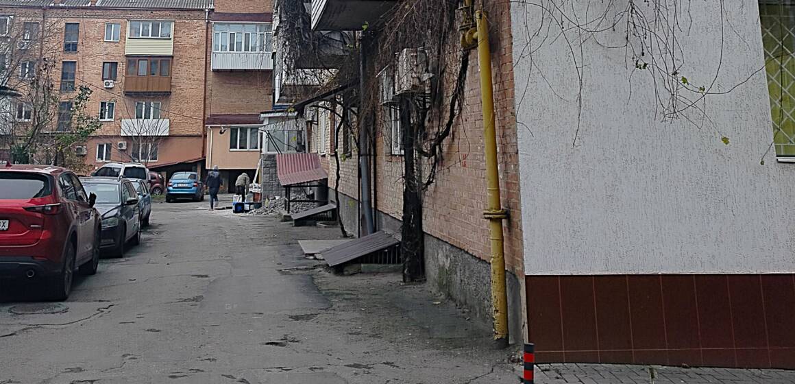 У Вінниці почали облаштовувати безбар’єрний простір у багатоквартирному будинку на Театральній