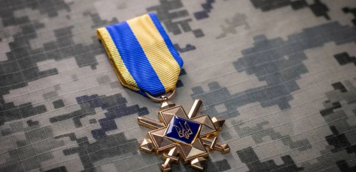 Khrest-boiovykh-zasluh-original-1 Кабмін ухвалив щомісячні виплати для військових, які отримали державне відзначення