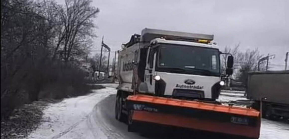 На Вінниччині активно розчищають дороги від снігу