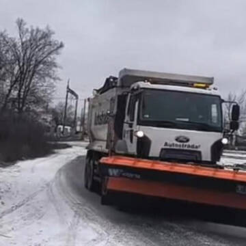 На Вінниччині активно розчищають дороги від снігу
