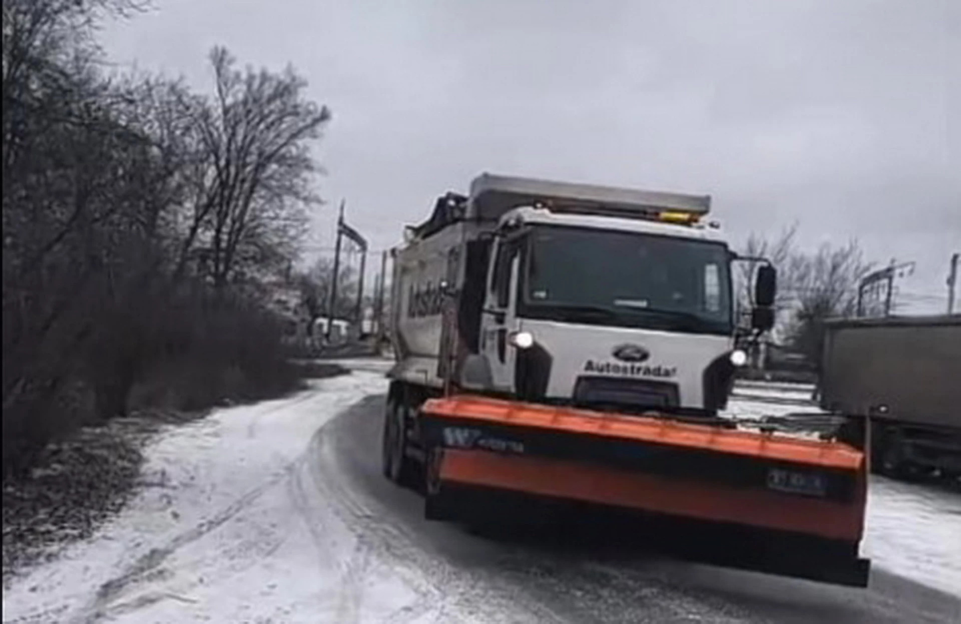 На Вінниччині активно розчищають дороги від снігу