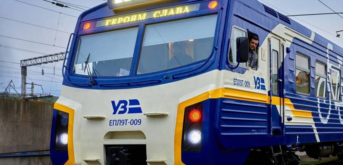 Ukrzaliznycia_45678aA2 “Укрзалізниця” повідомила про затримку низки поїздів через обстріл РФ