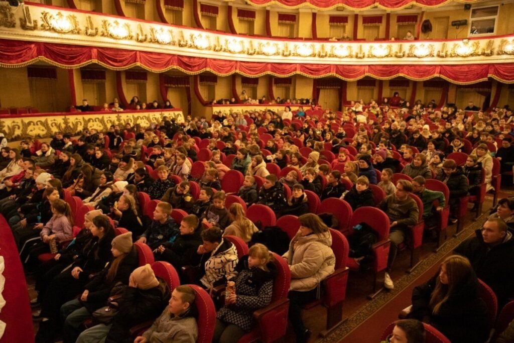 Понад 700 дітей побували на благодійній виставі у вінницькому театрі