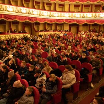 Понад 700 дітей побували на благодійній виставі у вінницькому театрі