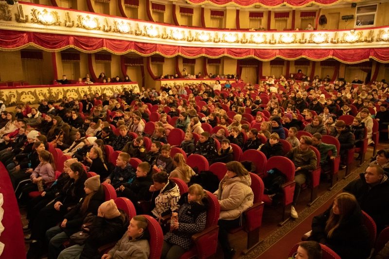 Понад 700 дітей побували на благодійній виставі у вінницькому театрі