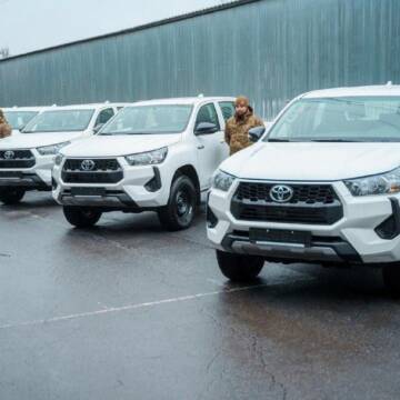 Пʼять нових пікапів та 300 FPV-дронів передав Міжрегіональний координаційний гуманітарний штаб захисникам з «Червоної калини»