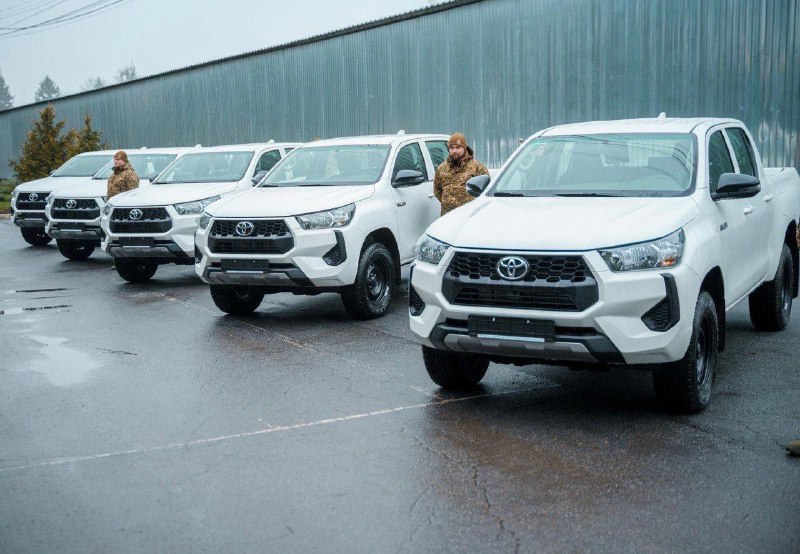 Пʼять нових пікапів та 300 FPV-дронів передав Міжрегіональний координаційний гуманітарний штаб захисникам з «Червоної калини»