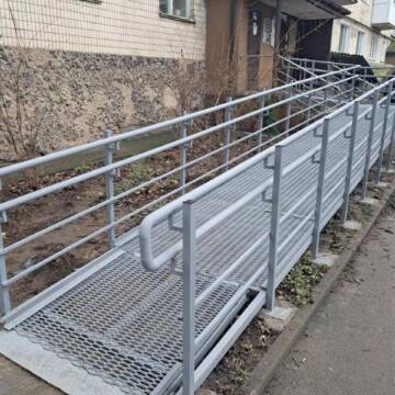 У Вінниці встановили пандус біля багатоповерхівки на вулиці А. Первозванного