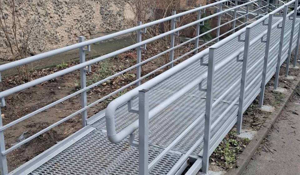 photo_2025-12-12_11-26-37 У Вінниці встановили пандус біля багатоповерхівки на вулиці А. Первозванного