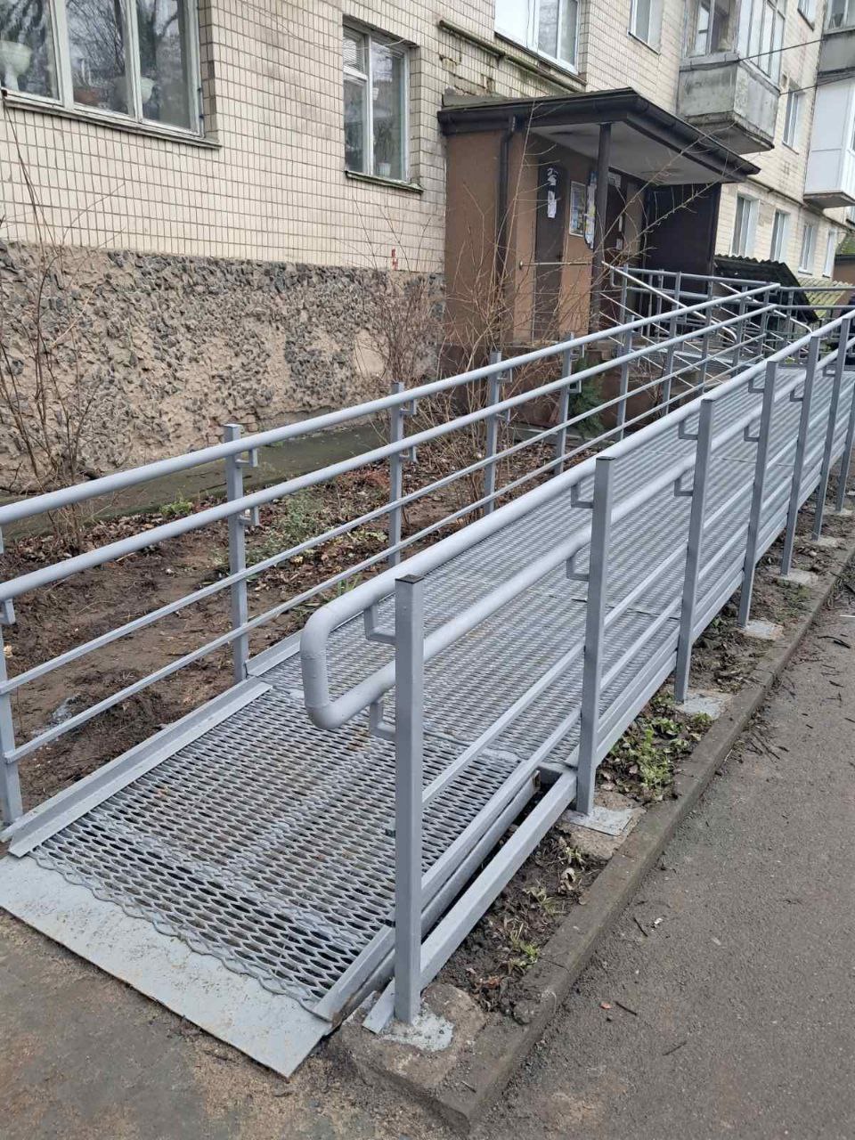 photo_2025-12-12_11-26-37 У Вінниці встановили пандус біля багатоповерхівки на вулиці А. Первозванного