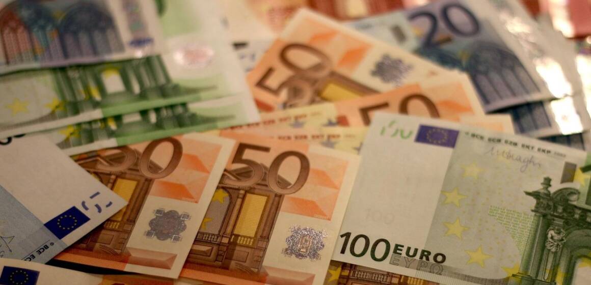 Готівковий євро в Україні сягнув 50 гривень